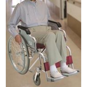 アルミ製 車椅子 【ノーパンクタイヤ】 自走・介助兼用 折り畳み 跳ね上げ式肘掛け 低反発クッション付き 〔介護用品 福祉用品〕 - 画像 (4)