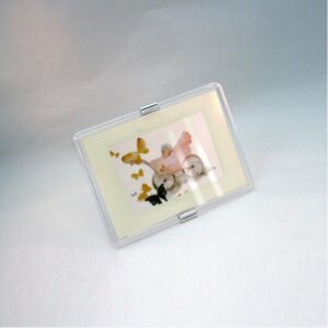 透明フォトフレーム/写真立て 【ハガキサイズ 150×105mm対応】 いわさきちひろ 「乳母車と赤ちゃん」 スタンド付き 壁掛け可